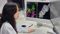 A researcher of Daewoong Pharmaceutical using Daisy to explore compounds of potential new drug candidates